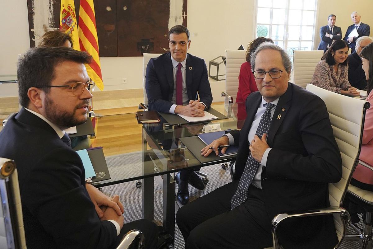 El ’president’ de la Generalitat, Quim Torra, y el ’viceprsident’ Pere Aragonès, junto al presidente del Gobierno, Pedro Sánchez, en la primera reunión de la mesa de diálogo en febrero. El ’president’ de la Generalitat, Quim Torra, y el ’viceprsident’ Pere Aragonès, junto al presidente del Gobierno, Pedro Sánchez, en la primera reunión de la mesa de diálogo en febrero.