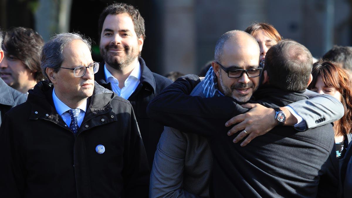 El ’president’ Quim Torra anuncia que se reunirá el domingo con el ’conseller’ de Interior Miquel Buch. En la foto, Torra acompaña a Buch, hasta las puertas del TSJC, el 6 de noviembre del 2018. 