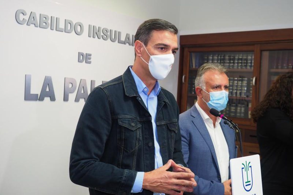 El presidente del Gobierno, Pedro Sánchez, junto al presidente de Canarias, Ángel Víctor Torres (d), en El Paso, La Palma, este 19 de septiembre de 2021. El presidente del Gobierno, Pedro Sánchez, junto al presidente de Canarias, Ángel Víctor Torres (d), en El Paso, La Palma, este 19 de septiembre de 2021.