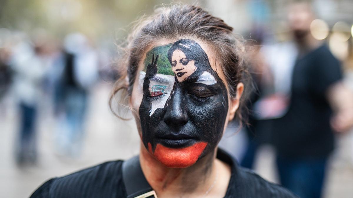 Una participante en la manifestación de este sábado en Barcelona en solidaridad con las mujeres de Irán. 