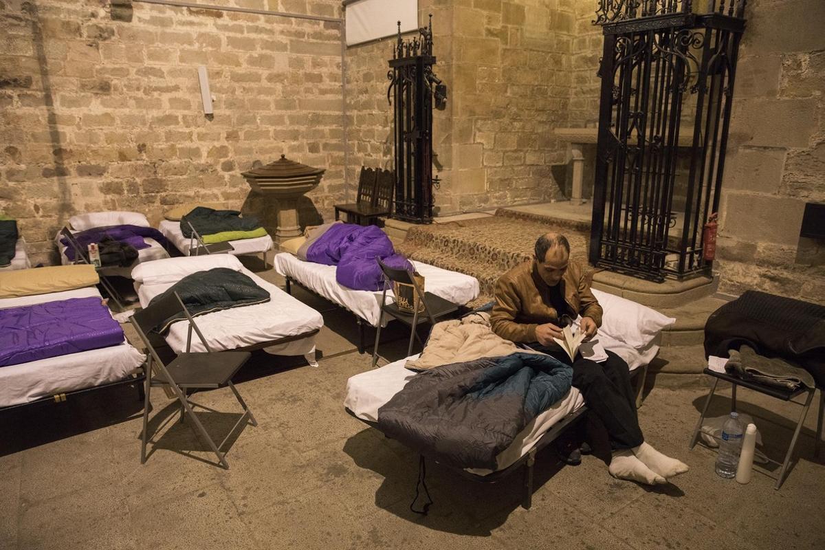 La iglesia de Santa Anna, en Barcelona, acoge estos días a personas sin hogar.