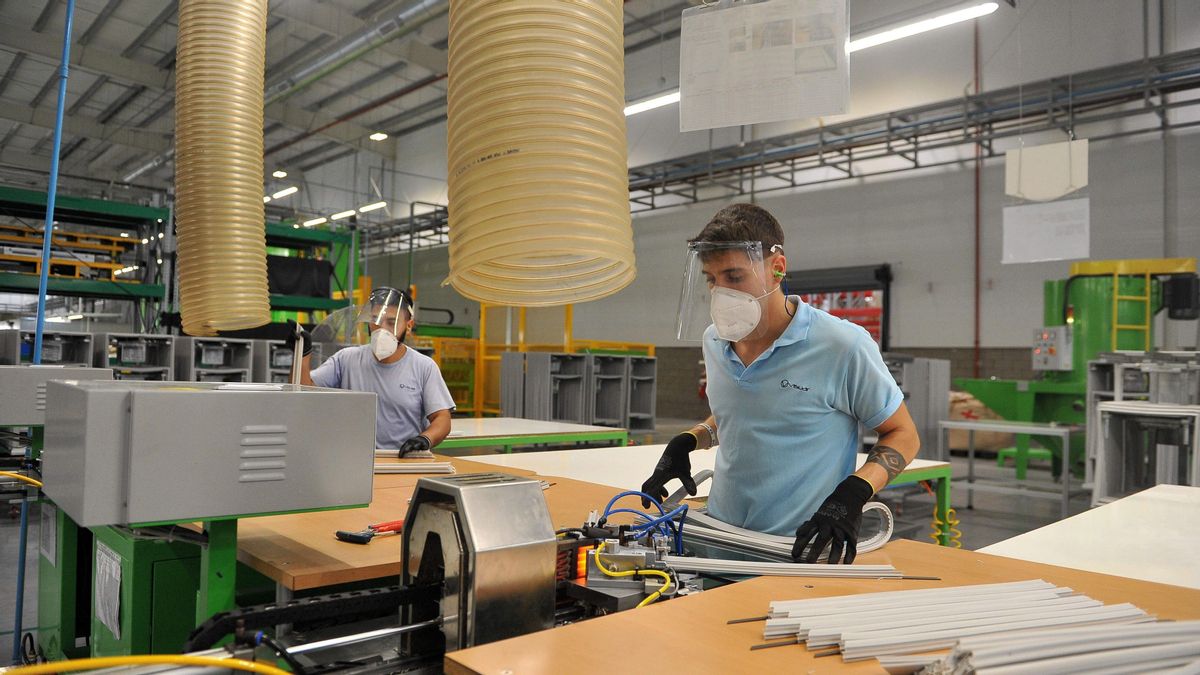 Trabajadores en una fábrica. Trabajadores en una fábrica.