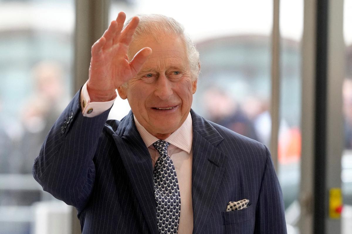 El rey Carlos saluda a su llegada a un acto en Londres, este jueves.