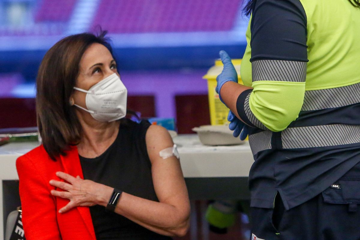 La ministra de Defensa, Margarita Robles, tras recibir la vacuna contra el covid-19. La ministra de Defensa, Margarita Robles, tras recibir la vacuna contra el covid-19.