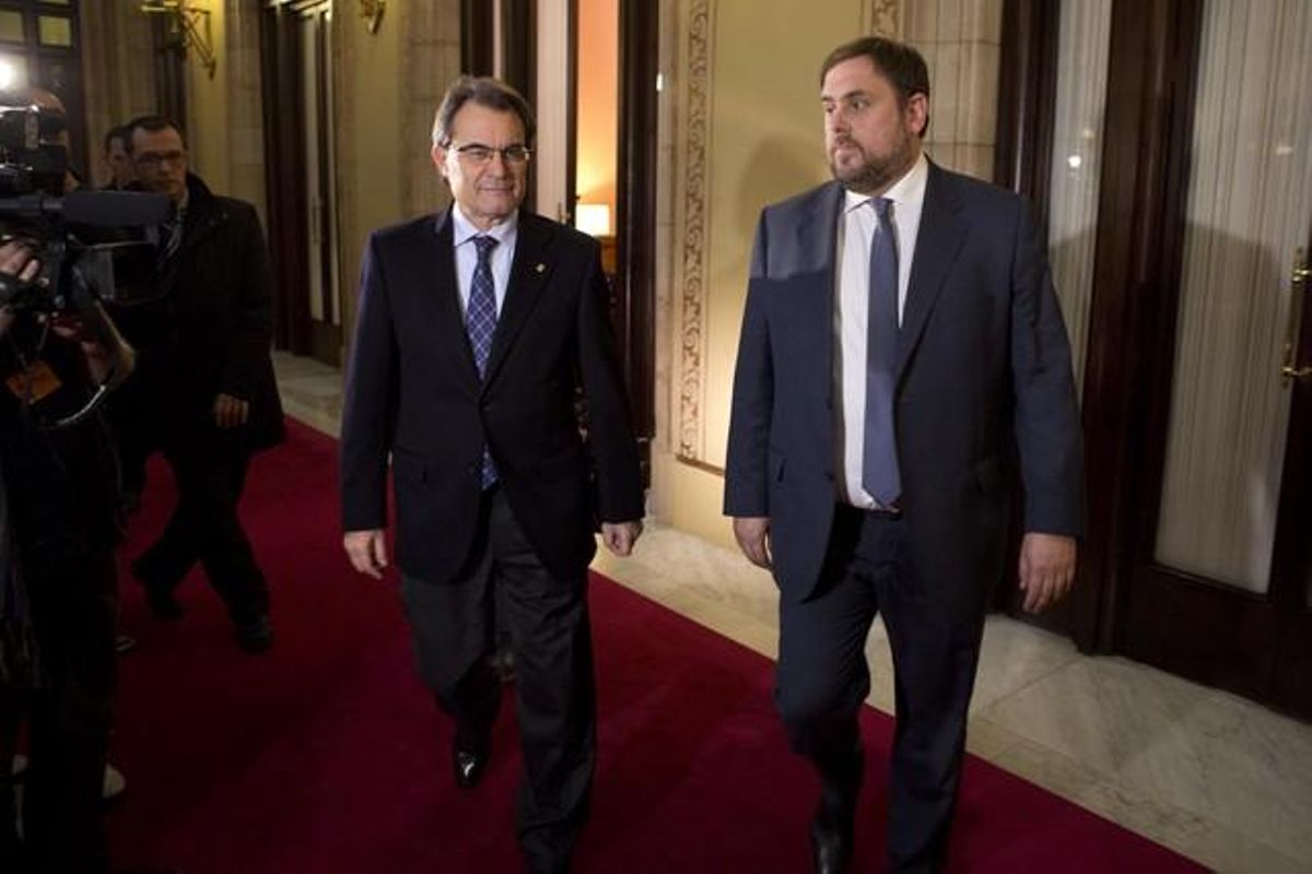 Artur Mas y Oriol Junqueras salen del despacho del ’president’ antes de firmar el acuerdo de estabilidad, el pasado 19 de diciembre. Artur Mas y Oriol Junqueras salen del despacho del ’president’ antes de firmar el acuerdo de estabilidad, el pasado 19 de diciembre.