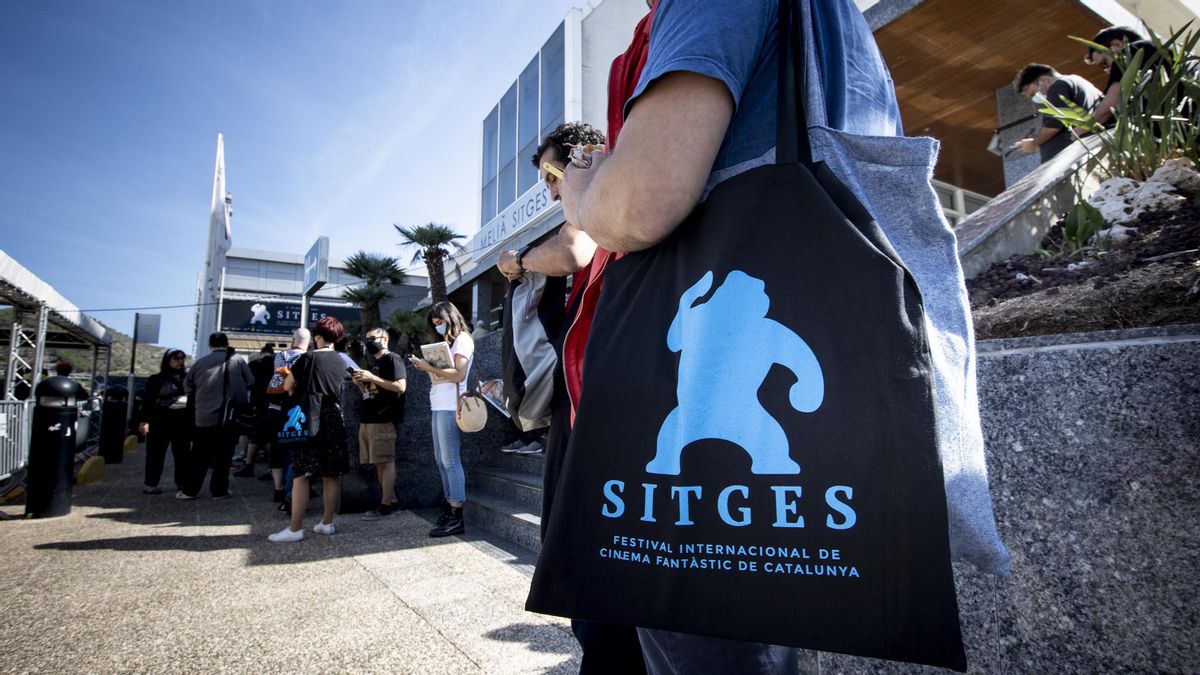 Colas para acceder a una de las sesiones de la jornada inaugural del Festival de Sitges 2021 Colas para acceder a una de las sesiones de la jornada inaugural del Festival de Sitges 2021