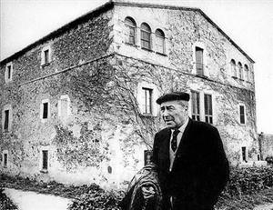 El escritor Josep Pla, delante de Mas Pla, su casa de Llofriu (Baix Empordà).
