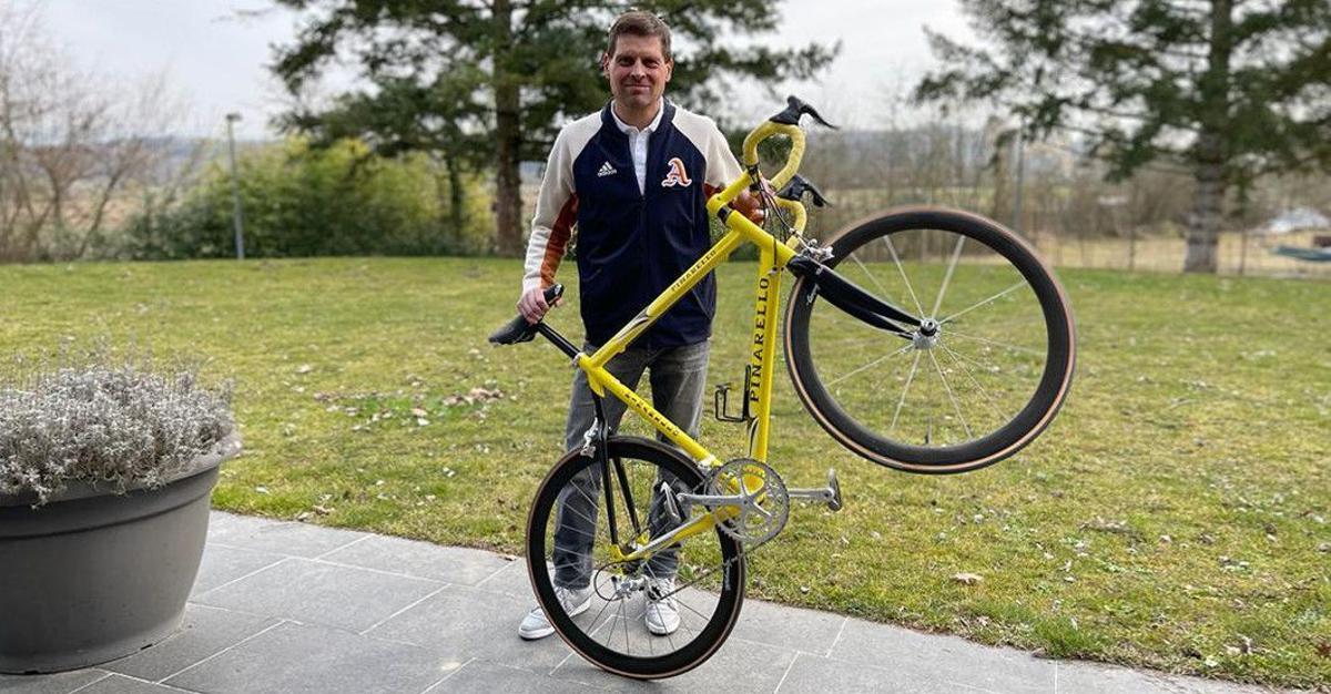 Jan Ullrich con la bici subastada.