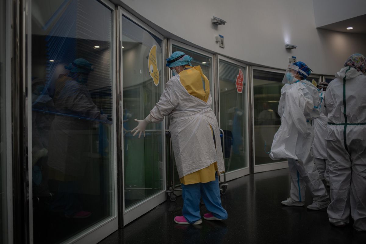 Trabajadores sanitarios protegidos en la unidad de cuidados Intensivos del Hospital del Mar, en Barcelona. Trabajadores sanitarios protegidos en la unidad de cuidados Intensivos del Hospital del Mar, en Barcelona.