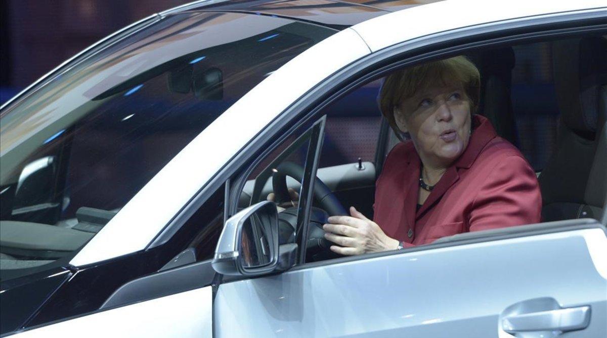 La cancillera Angela Merkel en un coche.