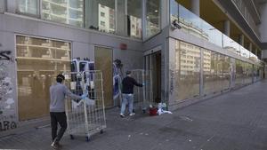 Preparativos para habilitar una residencia para ancianos contagiados de covid-19, en la calle Nou de la Rambla de Barcelona, este miércoles.