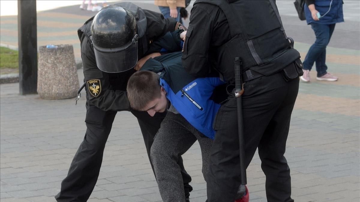 Un joven manifestante es detenido en la protesta de hoy en Minks. Un joven manifestante es detenido en la protesta de hoy en Minks.