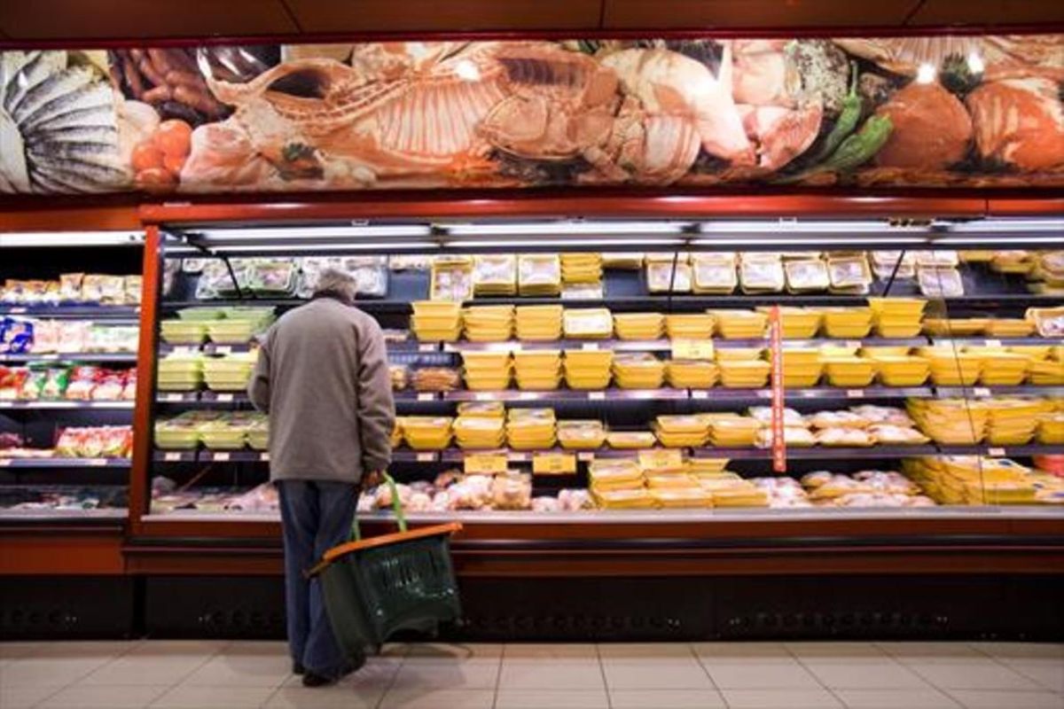 Un cliente en un supermercado. Un cliente en un supermercado.