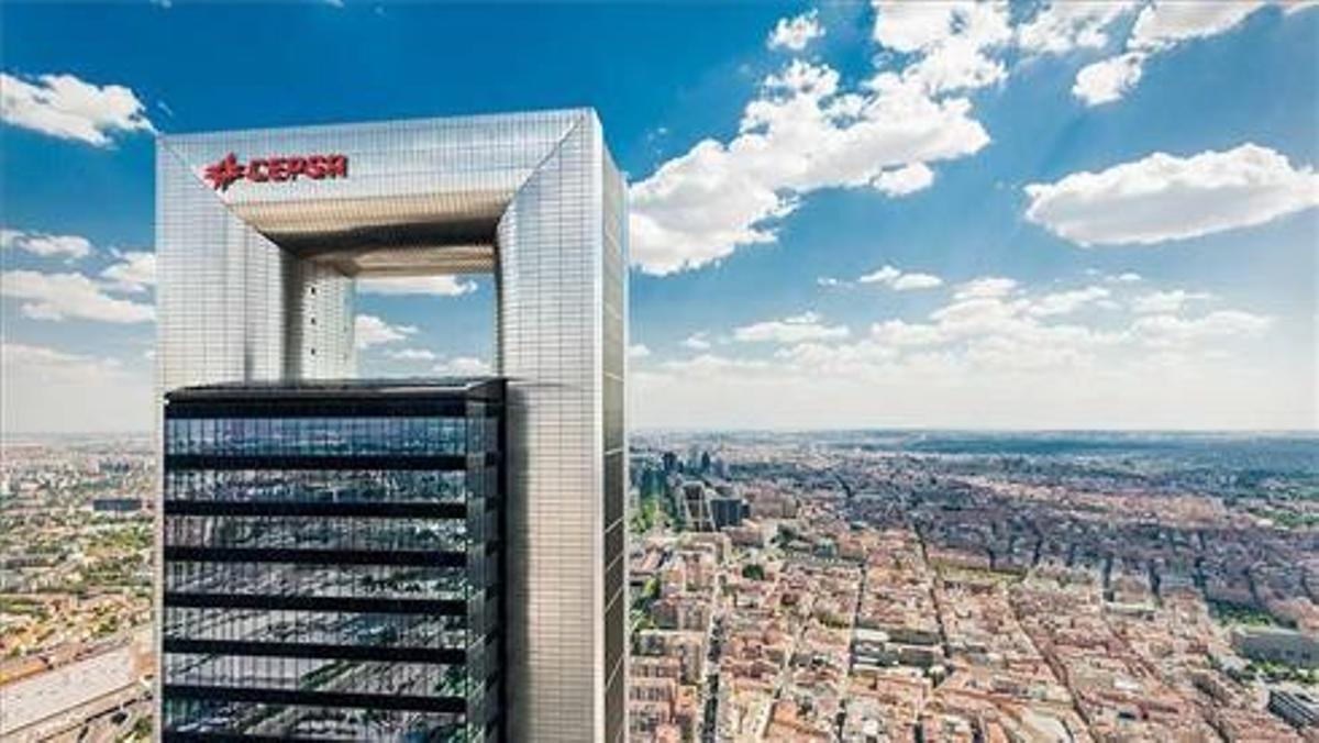 Vista aérea de la Torre Cepsa, en la zona financiera de Cuatro Torres Business Area de Madrid