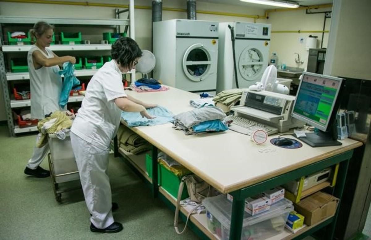 Dos trabajadoras de la lavandería inclusiva del centro de discapacitados físicos que tiene la Fundació Ave Maria en Sitges (Garraf). Dos trabajadoras de la lavandería inclusiva del centro de discapacitados físicos que tiene la Fundació Ave Maria en Sitges (Garraf).