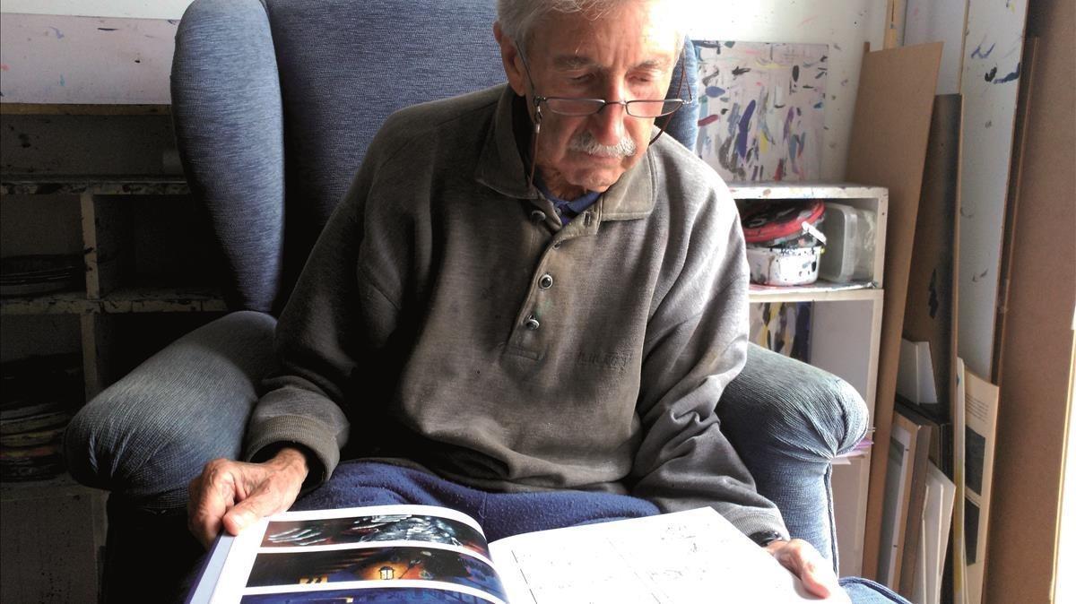 El artista José Ramón Sánchez, hojeando el cómic de ’Moby Dick’. 