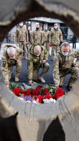 Soldados rinden homenaje a caídos en el Donbás