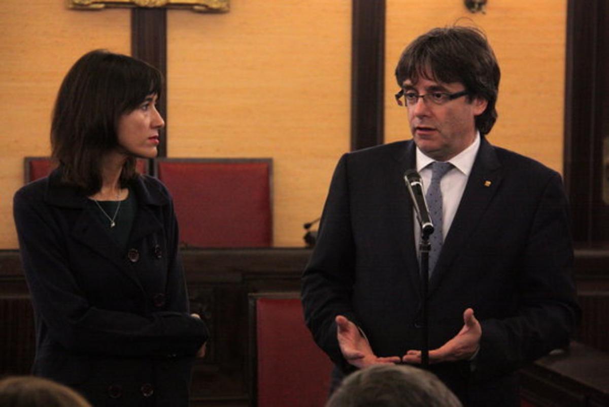 El presidente de la Generalitat, Cales Puigdemont, con la alcaldesa de Santa Coloma de Gramenet, Núria Parlon. FOTO: ACN