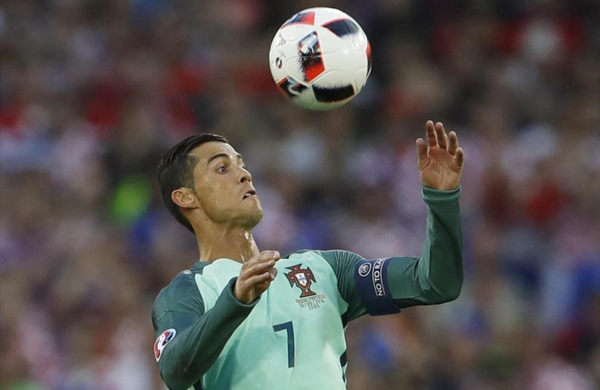 Cristiano Ronaldo controla el balón durante el Croacia-Portugal.
