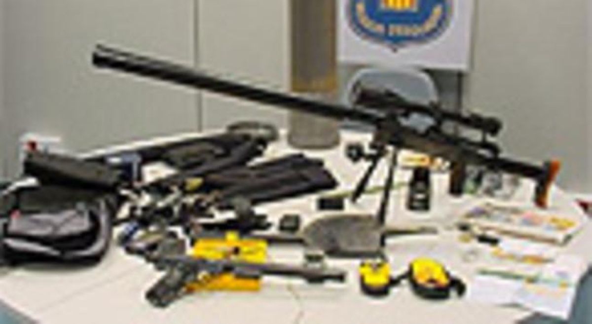 El fusil de plástico con mira telescópica que la policía catalana descubrió en el
maletero del coche. El fusil de plástico con mira telescópica que la policía catalana descubrió en el
maletero del coche.