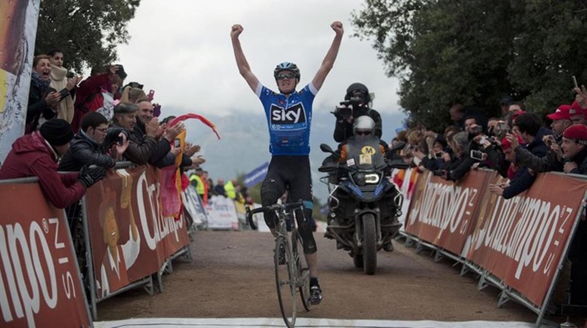 Chris Froome vence en solitario en la llegada en alto de Allanadas, en Jaén, en la Vuelta a Andalucía.