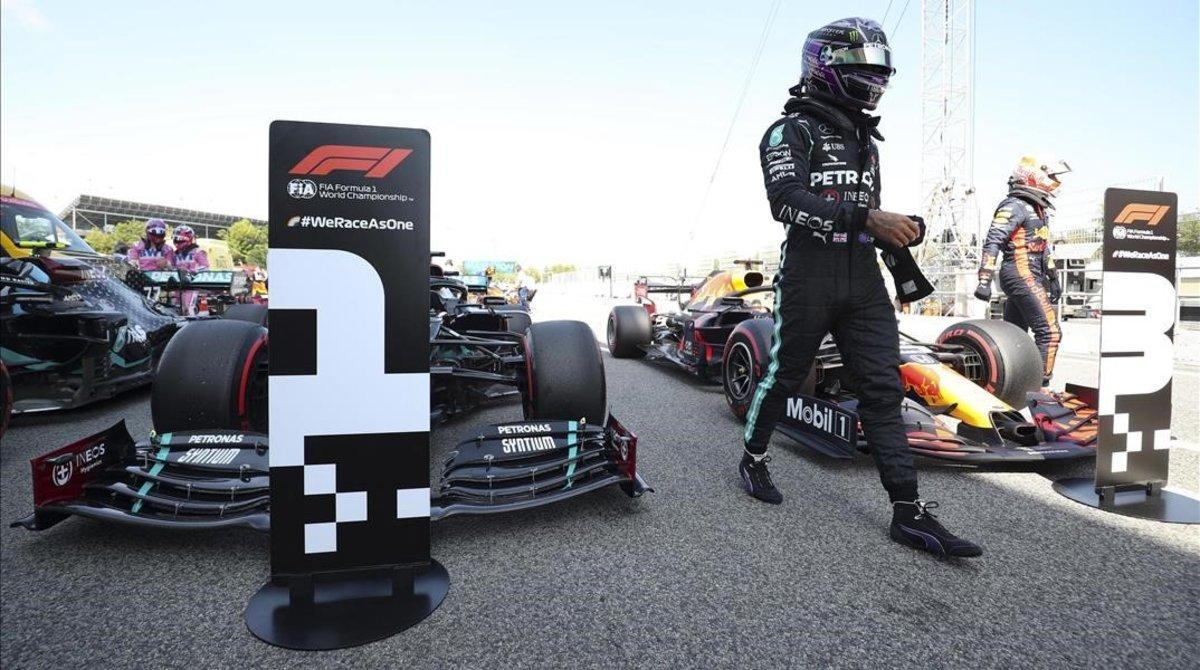El británico Lewis Hamilton se baja de su Mercedes tras lograr la ’pole’, hoy, en Montmeló.