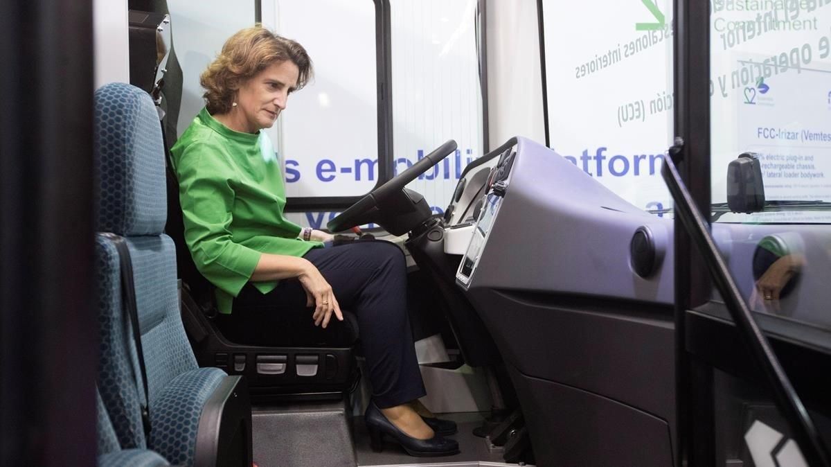 Teresa Ribera, al mando de un autobús eléctrico durante la inauguracion del Salon Iwater 2018. Teresa Ribera, al mando de un autobús eléctrico durante la inauguracion del Salon Iwater 2018.