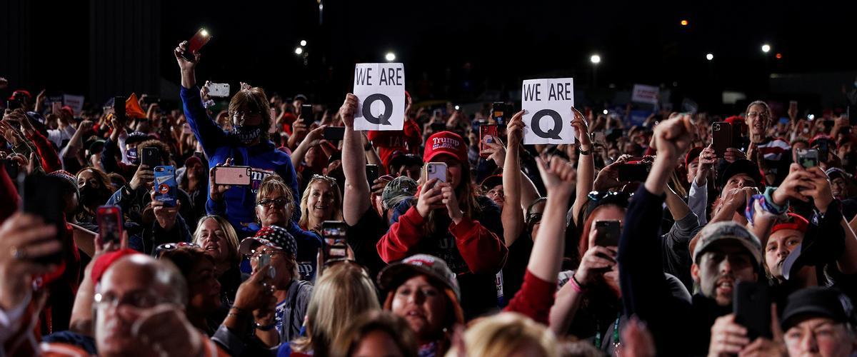 Asistentes a un mitin de Trump en Pensilvania muestran el símbolo del movimiento QAnon, el pasado 22 de septiembre.