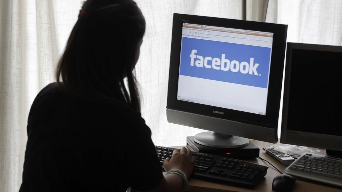 Una mujer, frente a la página de Facebook. Una mujer, frente a la página de Facebook.