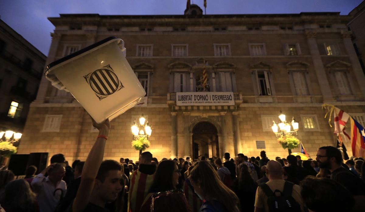 El movimiento Tsunami Democràtic, defensores de la desobediencia civil no violenta con acciones de presión, convocó protestas multitudinarias contra la sentencia del ’procés’ en 2019 en puntos claves como la plaza de Sant Jaume e incluso el aeropuerto de Barcelona-El Prat.
