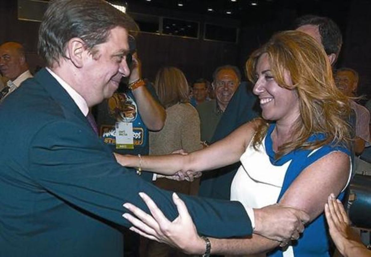 Susana Díaz y Luis Planas se saludan el martes en Sevilla. Susana Díaz y Luis Planas se saludan el martes en Sevilla.