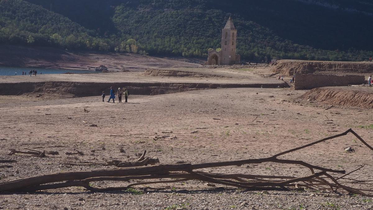 Turismo de sequía en el pantano de Sau Turismo de sequía en el pantano de Sau