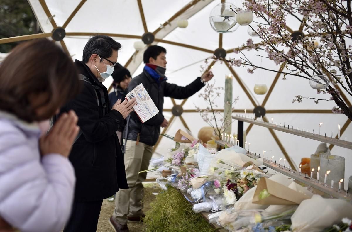 Varias personas rezan durante un evento celebrado en memoria de las víctimas del terremoto y posterior tsunami, el 11 de marzo del 2016. Varias personas rezan durante un evento celebrado en memoria de las víctimas del terremoto y posterior tsunami, el 11 de marzo del 2016.