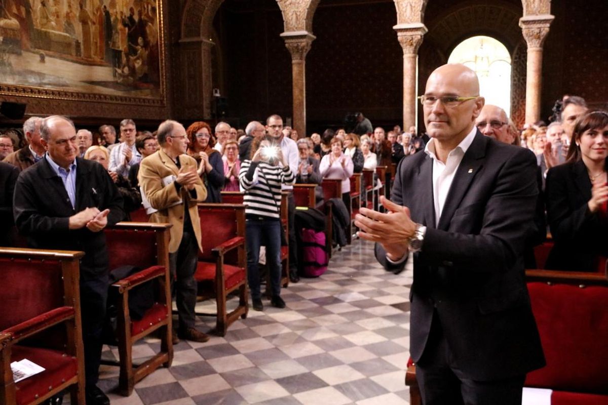 El ’conseller’ Raül Romeva aplaude a los homenajeados en el acto de la Generalitat dedicado a los represaliados por la guerra civil y el franquismo, este domingo en el paraninfo de la UB. El ’conseller’ Raül Romeva aplaude a los homenajeados en el acto de la Generalitat dedicado a los represaliados por la guerra civil y el franquismo, este domingo en el paraninfo de la UB.