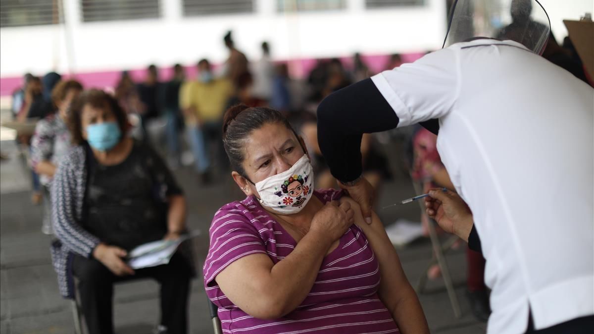 Personas de la tercera edad acuden hoy a recibir la primera dosis de la vacuna contra la covid-19 en el municipio de Nezahualcoyotl, en México. Personas de la tercera edad acuden hoy a recibir la primera dosis de la vacuna contra la covid-19 en el municipio de Nezahualcoyotl, en México.