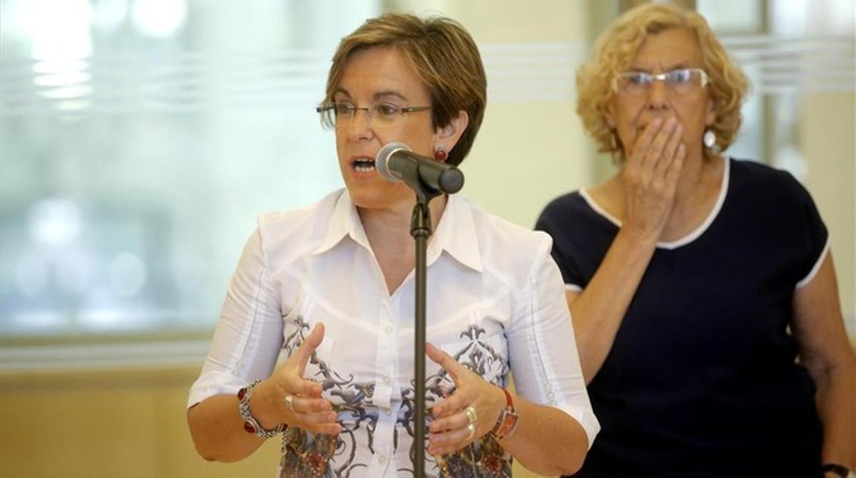 La alcaldesa de Madrid, Manuela Carmena, y la nueva portavoz del PSOE en el ayuntamiento, Purificación Causapié, este jueves, 6 de agosto.