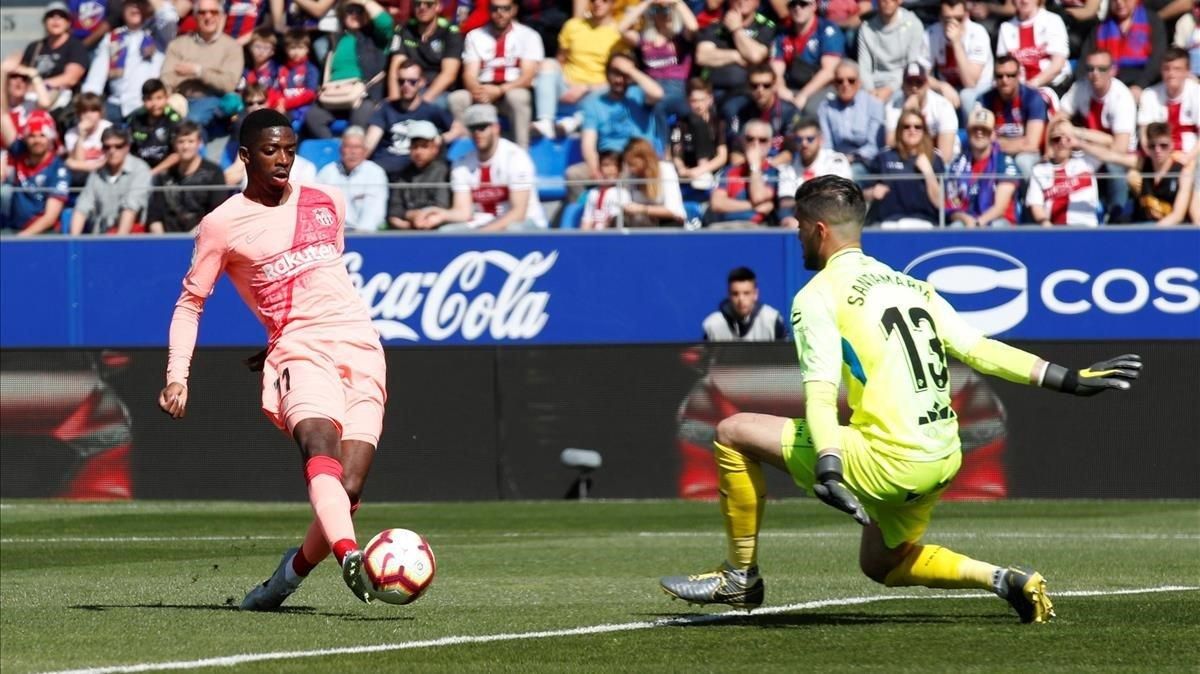 Dembélé falla un mano a mano con Santamaría. Dembélé falla un mano a mano con Santamaría.