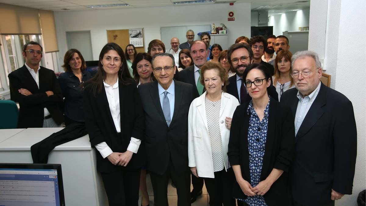 El presidente de Prensa Ibérica, Javier Moll, y la vicepresidenta, Arantza Sarasola, durante su visita a la delegación de El PERIÓDICO en Madrid.