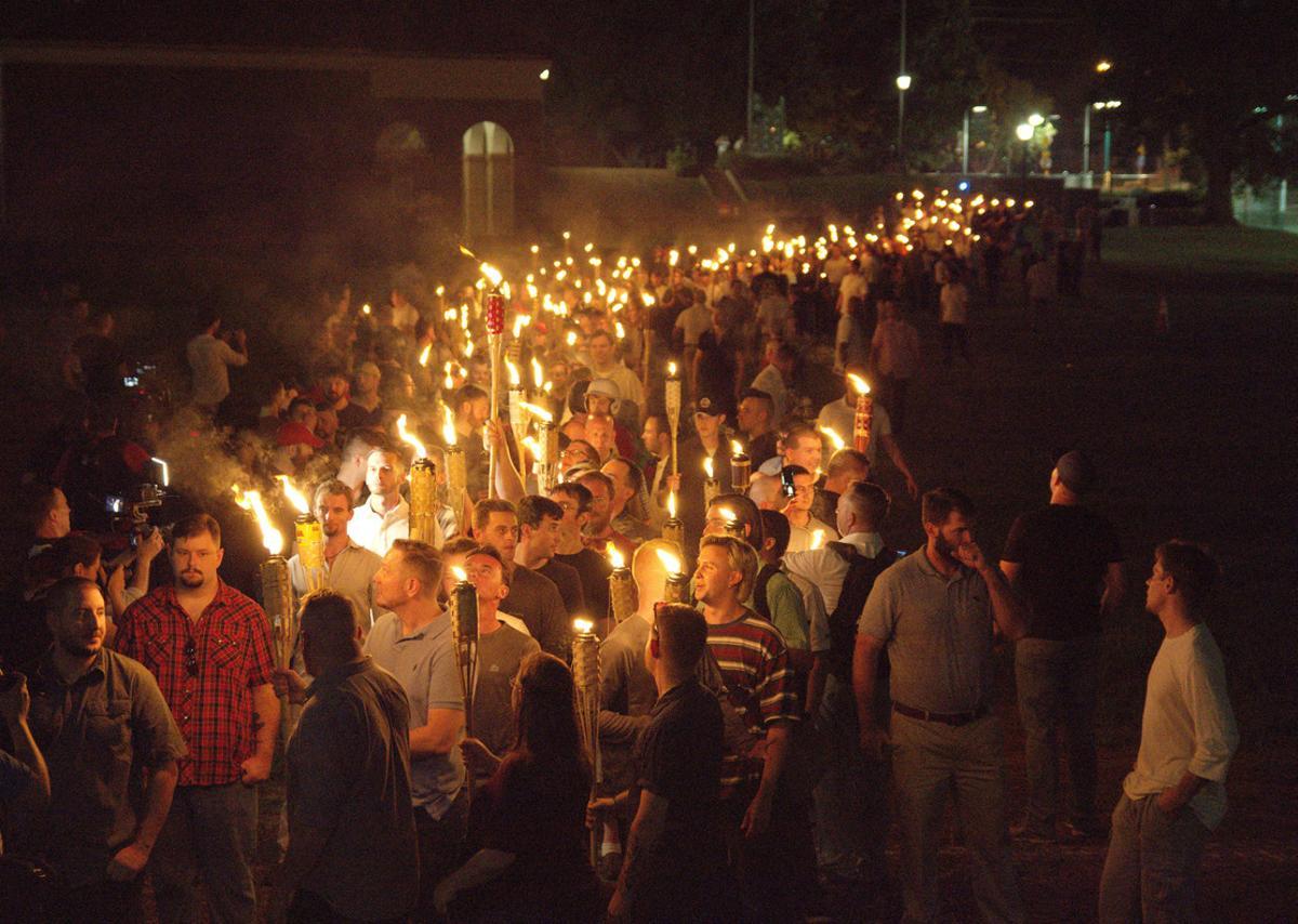 La noche antes a la manifestación racista del sábado, los supremacistas blancos ya se manifestaron con antorchas en el campus de la Universidad de Virginia.