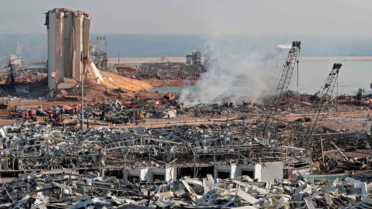 Al menos 100 muertos y 4.000 heridos en la explosión del puerto de Beirut. En la foto, coches y edificios dañados tras la deflagración.