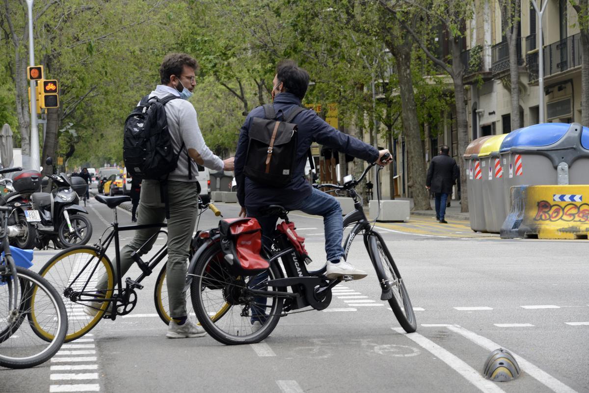 Dos ciclistas en el carril bici de la calle de Girona, en Barcelona.