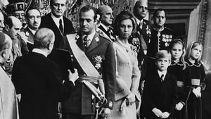 La familia real cuando aún estaba solo compuesta por Juan Carlos I, Sofía, el príncipe Felipe y las infantas Elena y Cristina
