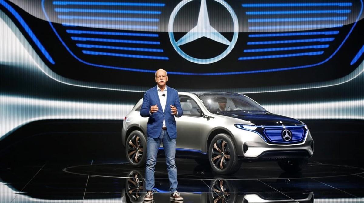 El presidente de Daimler, Dieter Zetsche, presenta el modelo eléctrico Mercedes EQ en el Salón de París.