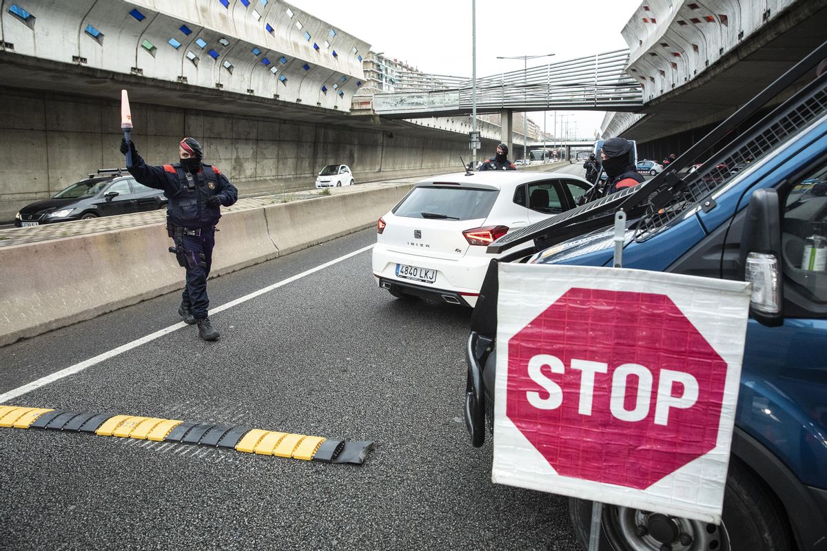 Control de movilidad de los Mossos en la Gran Via. Control de movilidad de los Mossos en la Gran Via.
