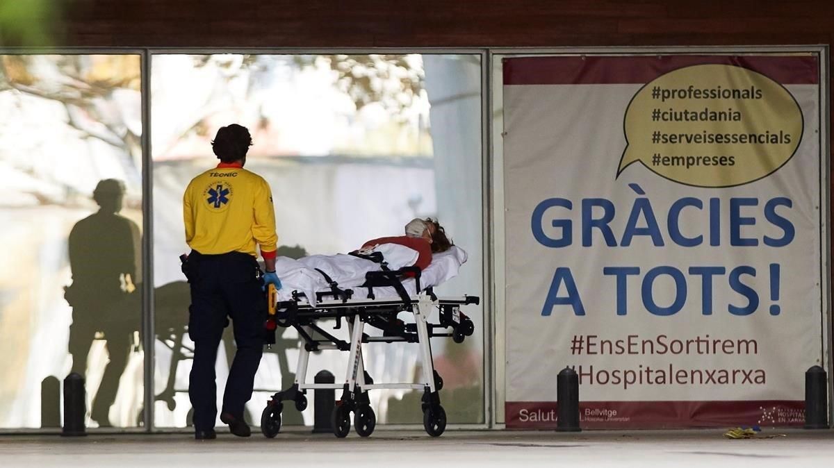 Un técnico de emergencias médicas ingresa a un enfermo en el Hospital de Bellvitge de Barcelona, este martes. Un técnico de emergencias médicas ingresa a un enfermo en el Hospital de Bellvitge de Barcelona, este martes.