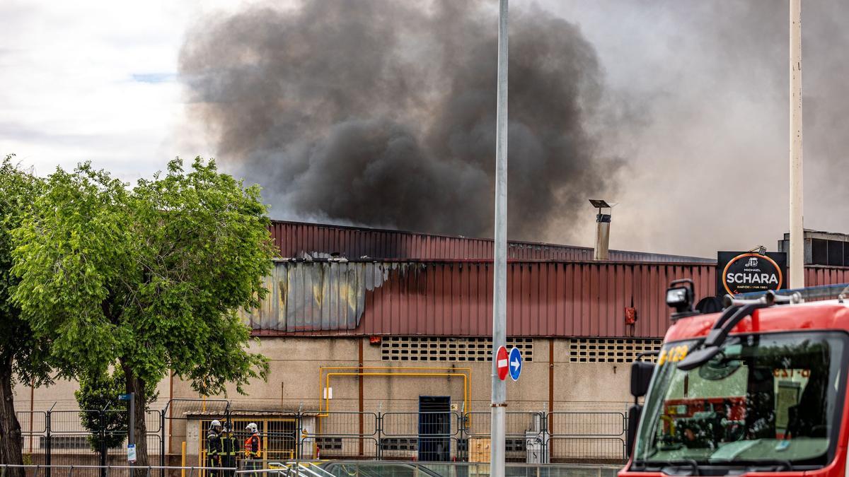 Un aparatoso incendio quema una nave en el recinto de Mercabarna