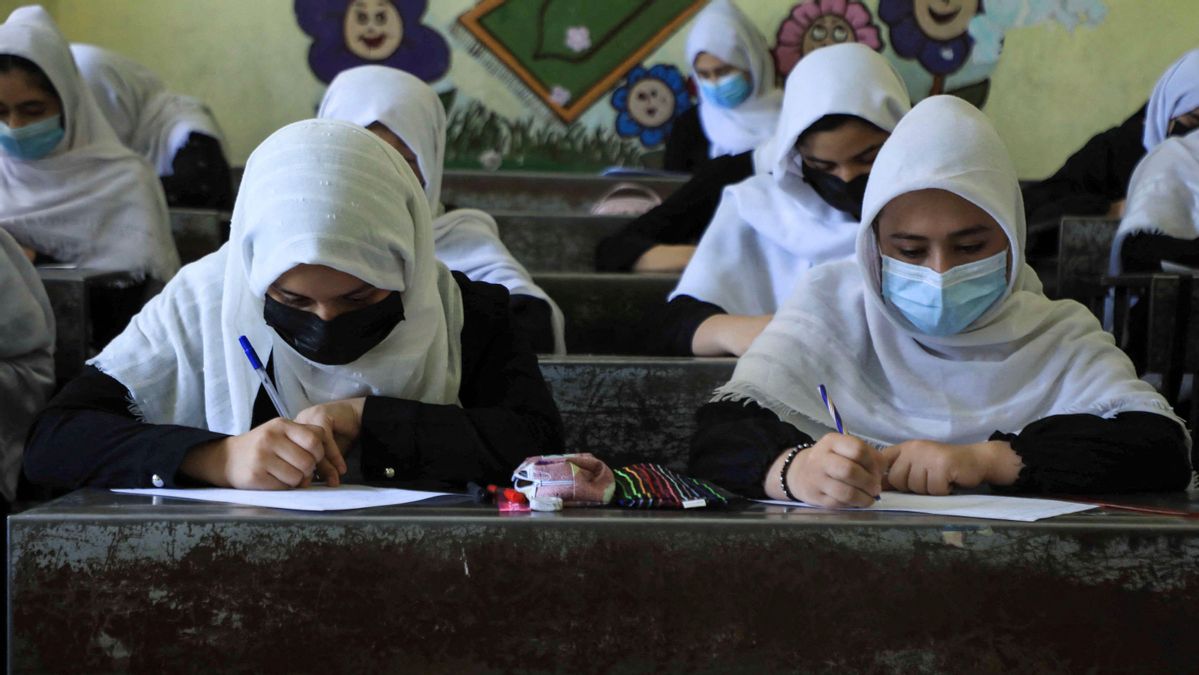 Las estudiantes asisten a clases en Herat, el 17 de agosto, tras la toma del país por los talibanes. Las estudiantes asisten a clases en Herat, el 17 de agosto, tras la toma del país por los talibanes.