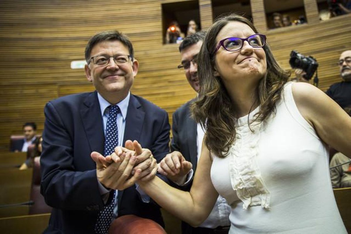 El socialista Ximo Puig y la líder de Compromís, Mònica Oltra, este jueves antes de constituirse las Corts valencianas. El socialista Ximo Puig y la líder de Compromís, Mònica Oltra, este jueves antes de constituirse las Corts valencianas.