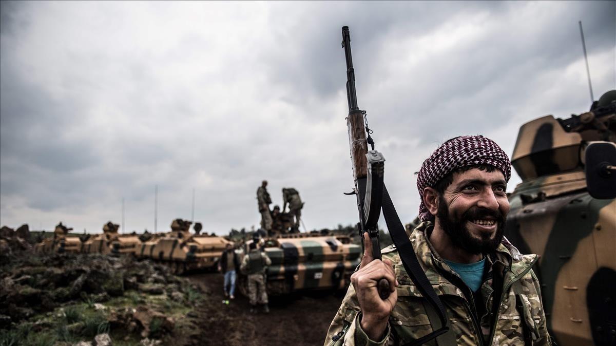 Un soldado turco frente a una columna de tanques en la frontera con Siria.