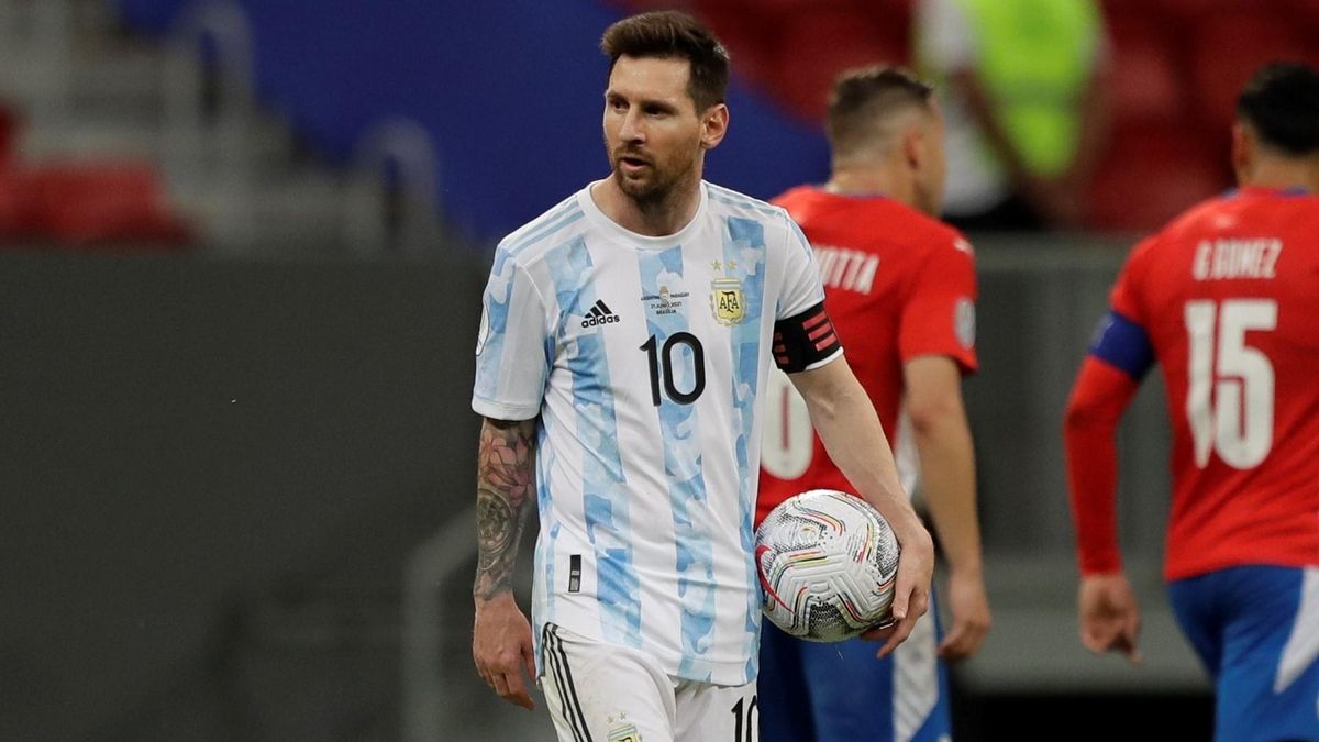 Messi y la pelota, en el duelo de Argentina frente a Paraguay en el estadio Mané Garrincha de Brasilia. Messi y la pelota, en el duelo de Argentina frente a Paraguay en el estadio Mané Garrincha de Brasilia.